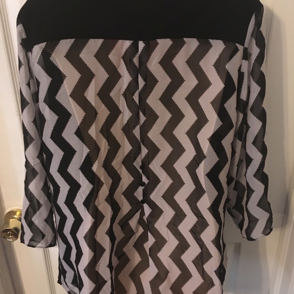 Black and white shirt - Picture 2 of 2